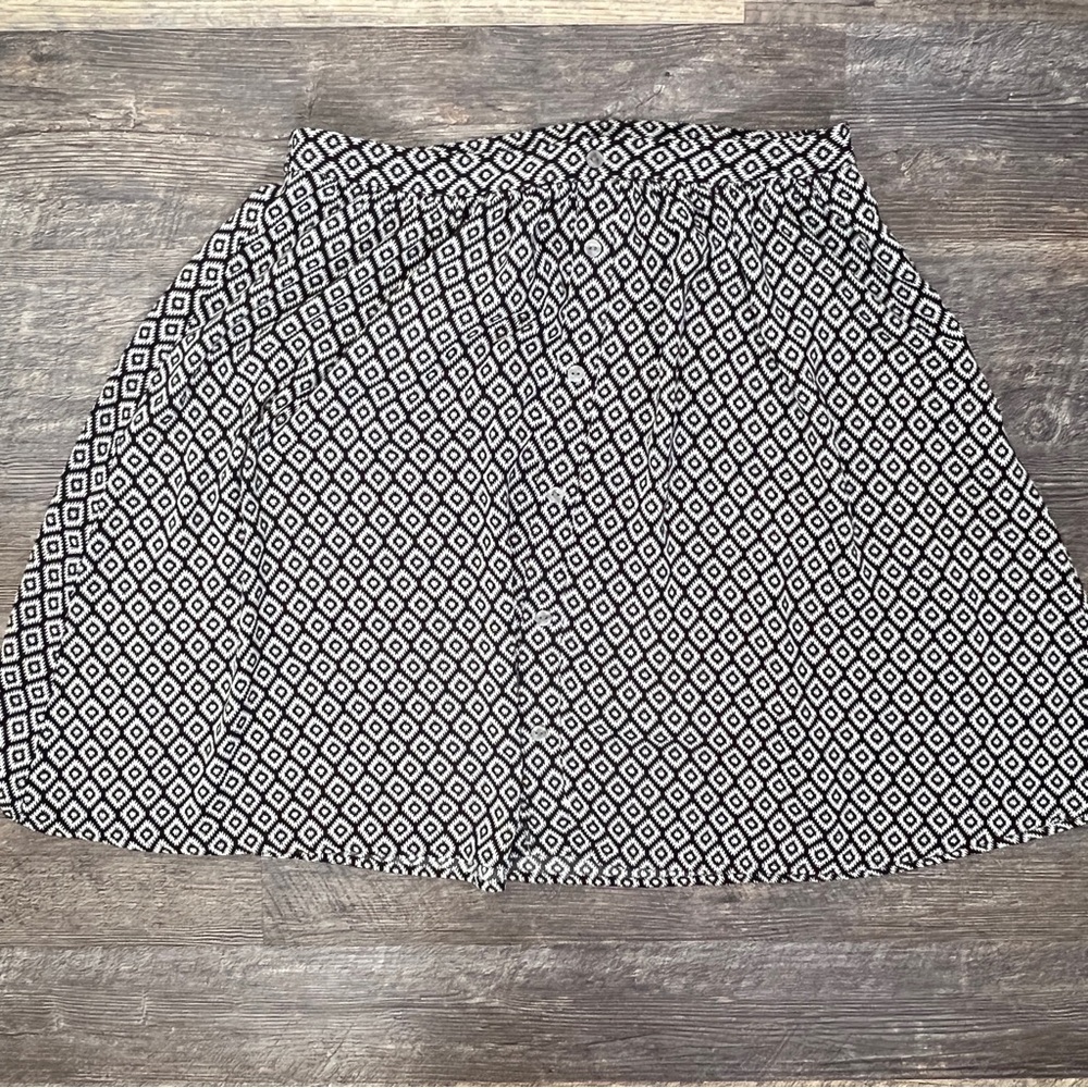 Loft black and white patterned A line skirt size 6 B157